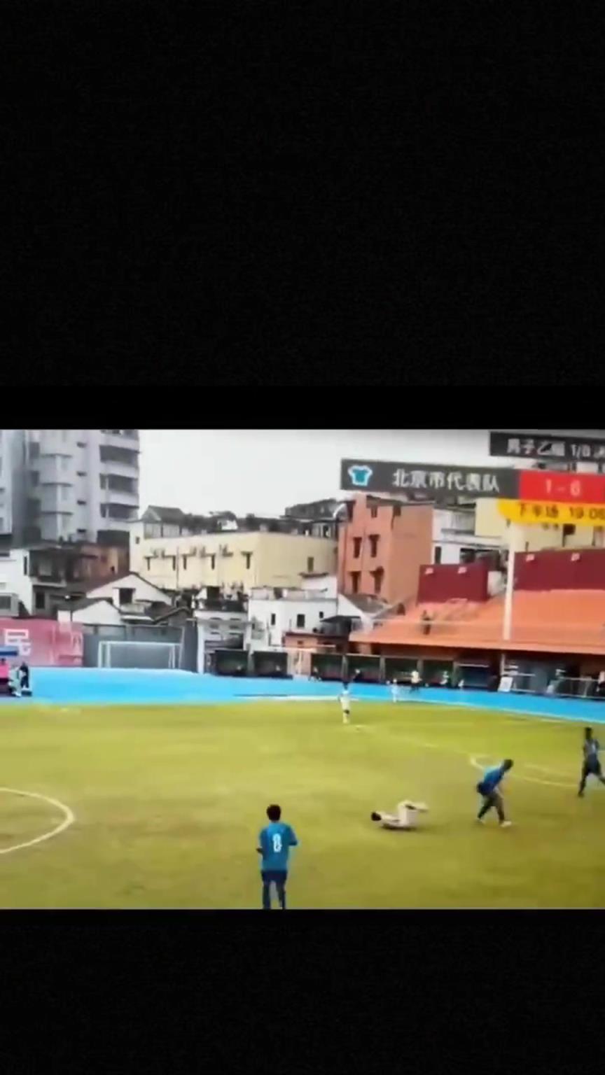 太可怕了！全运会惊现杀人足球，球员将对手直接踢骨折